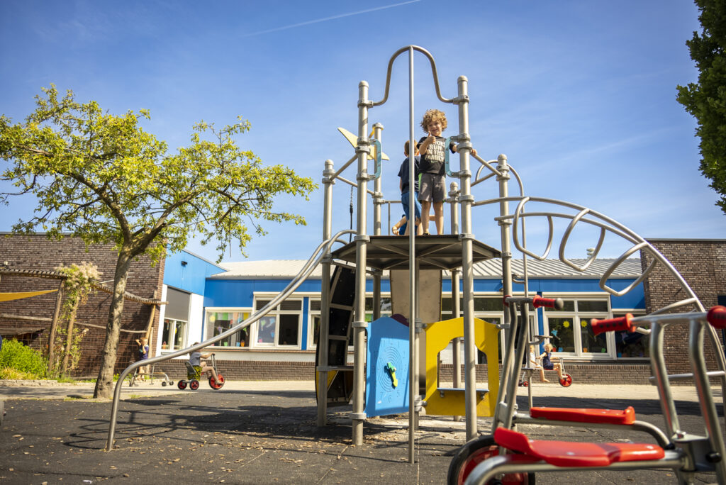 Spelen en leren op Kc De Nieuwe Linde, buiten, groen schoolplein